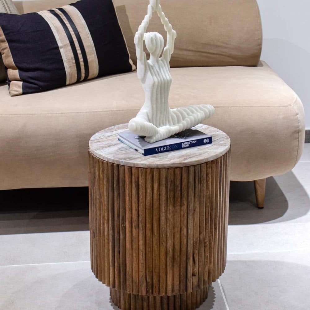 Mesa Auxiliar Acanalada en Mármol y Base en color Marrón