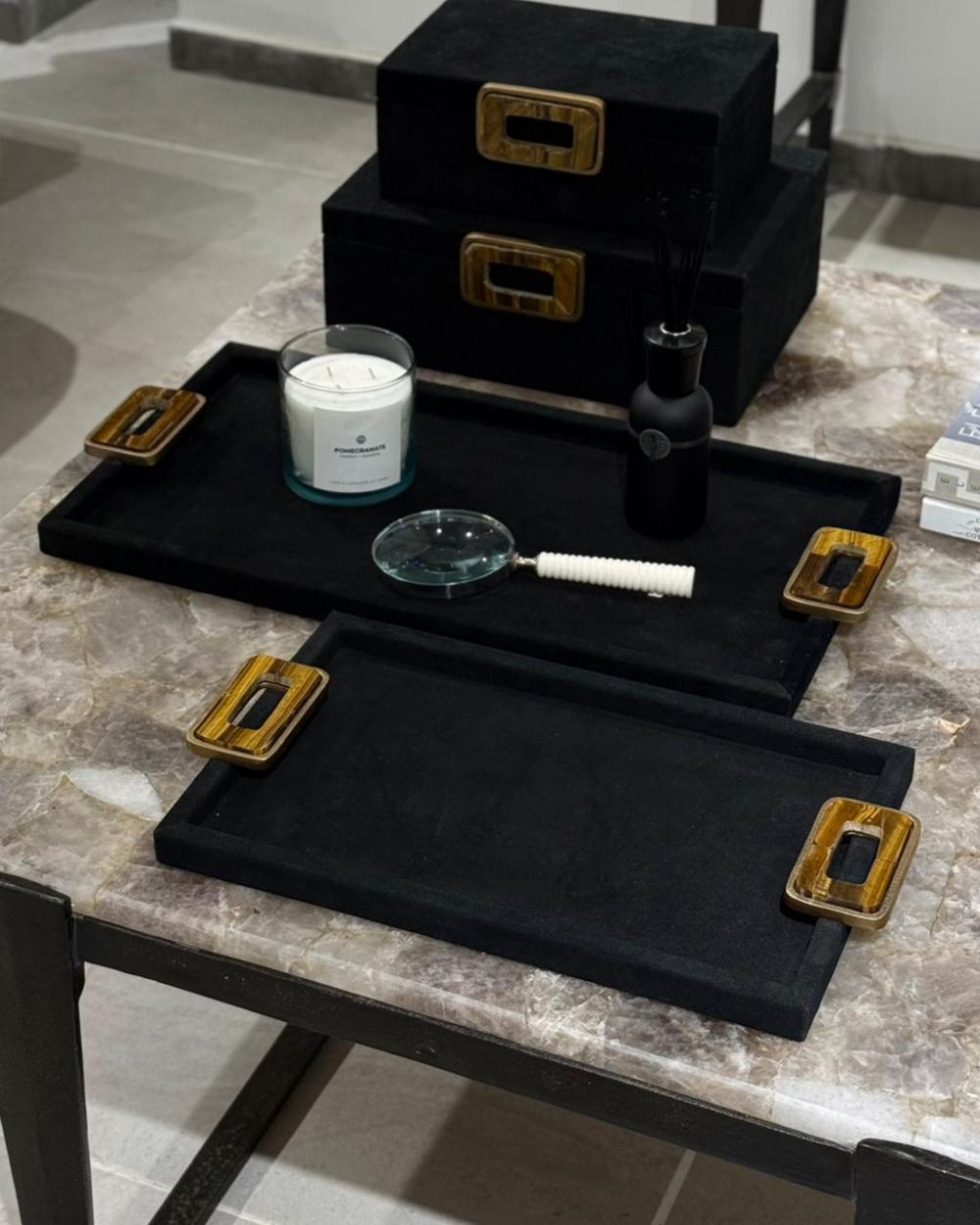 Bandeja Decorativa Lawson Pequeña en Gamuza con Herrajes de Piedra Ojo de Tigre