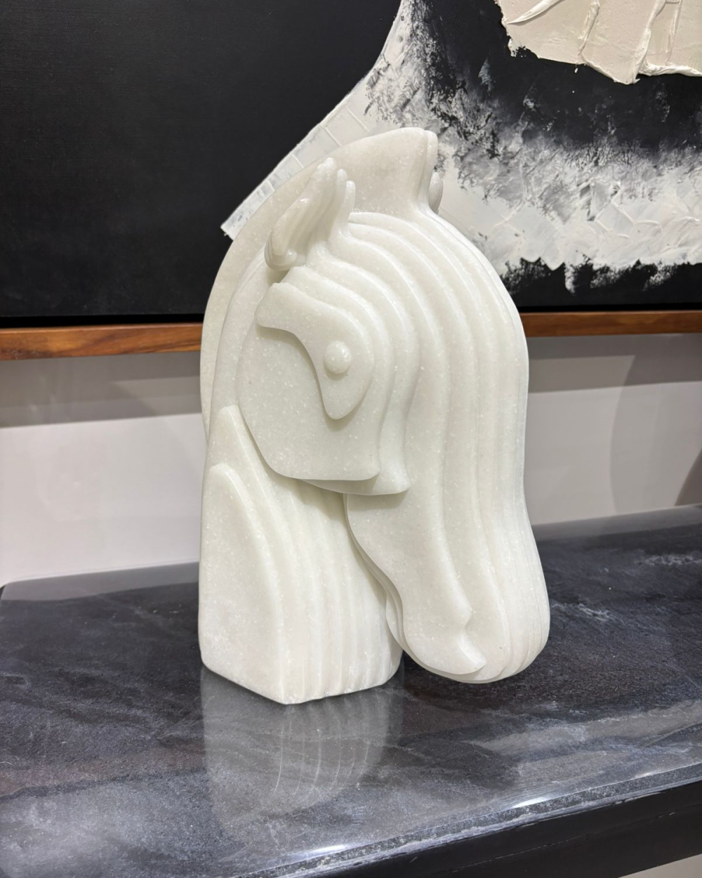 Escultura Moderna de Cabeza de Caballo en Capas Blanco
