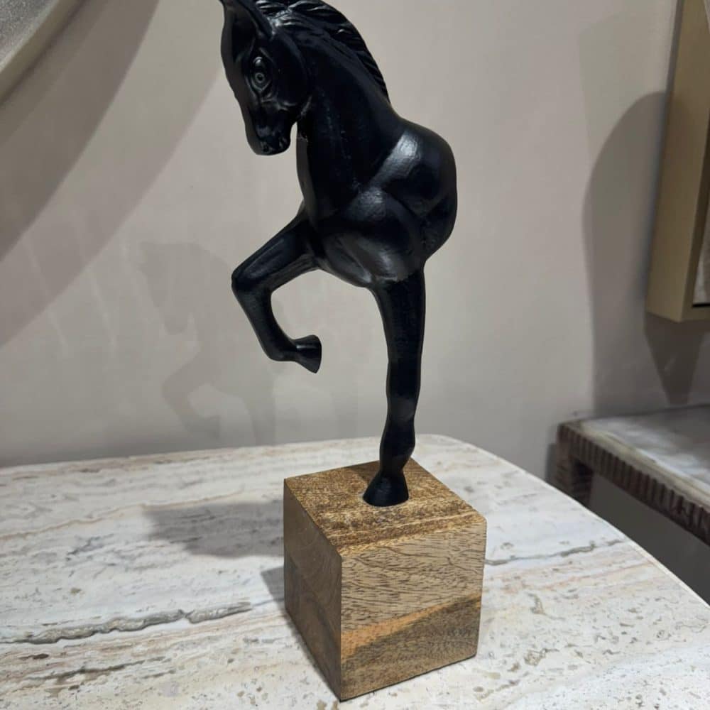 Escultura de Caballo al Galope con Base de Madera