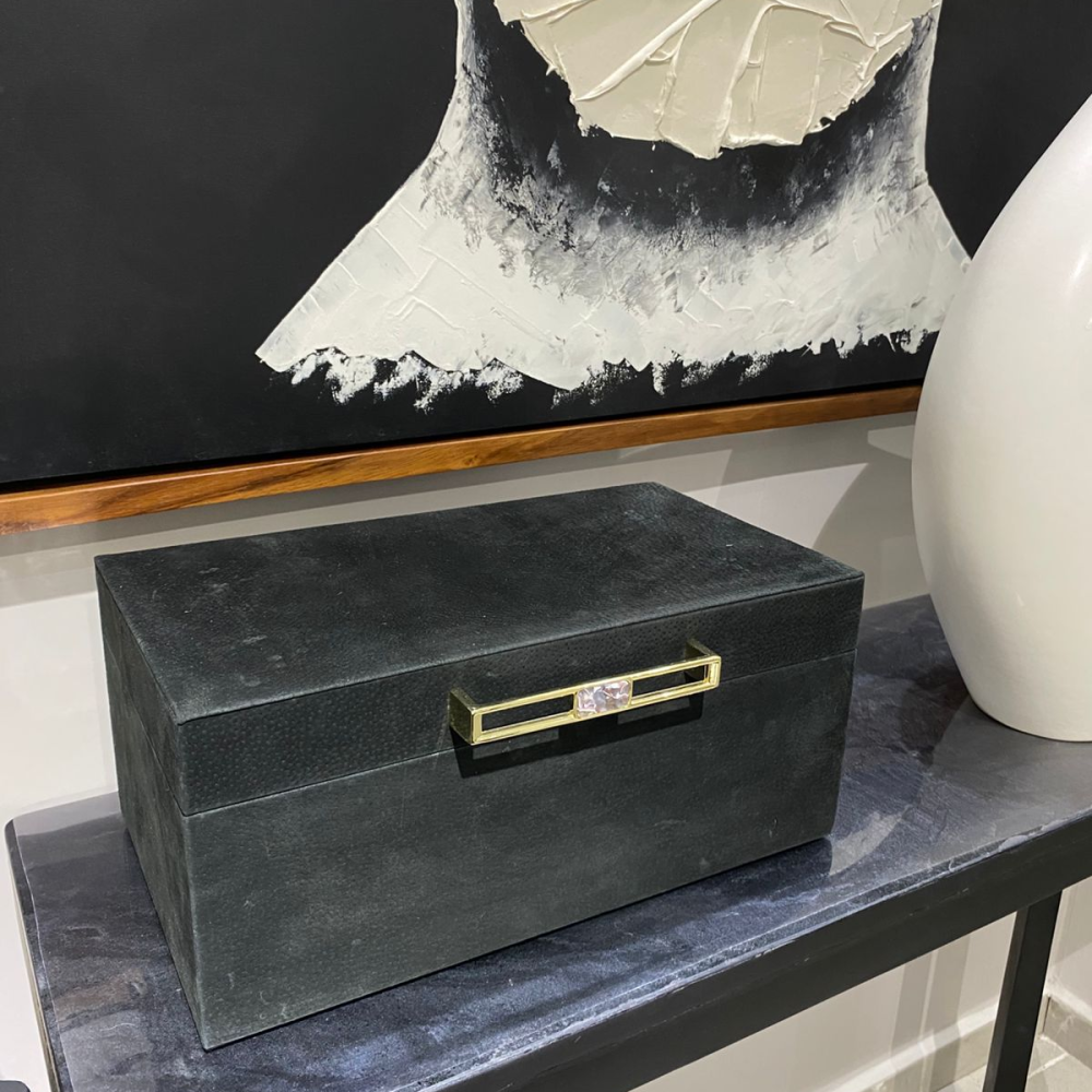 Caja Decorativa Negra con Herraje Dorado Grande