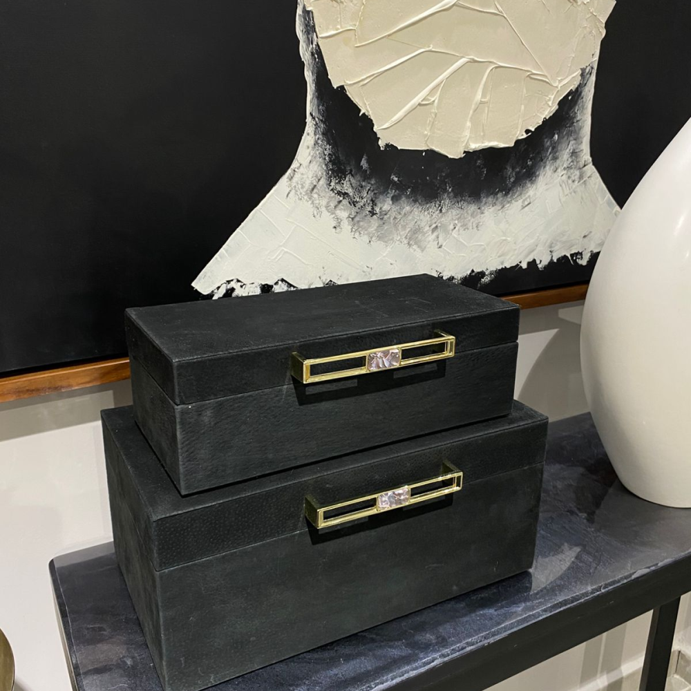 Caja Decorativa Negra con Herraje Dorado Pequeña