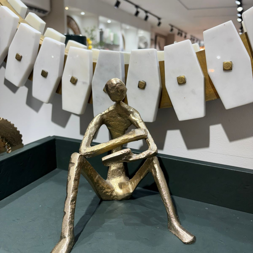 Escultura de Hombre Sentado