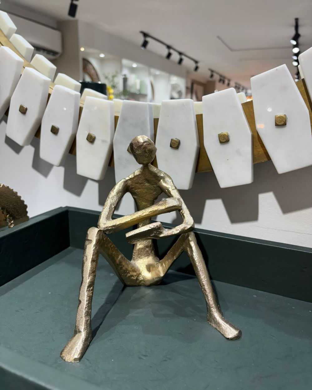 Escultura de Hombre Sentado