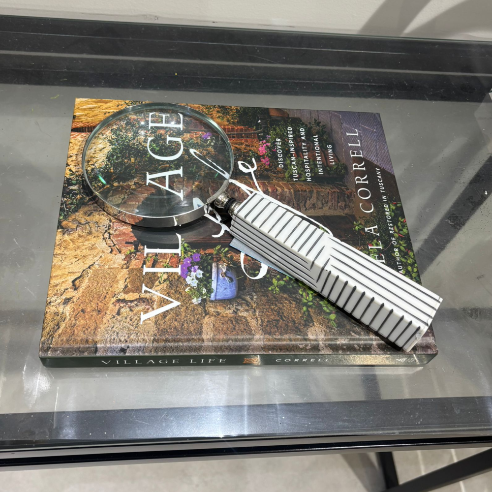 Lupa Decorativa con Mango de Líneas – Blanco y Negro