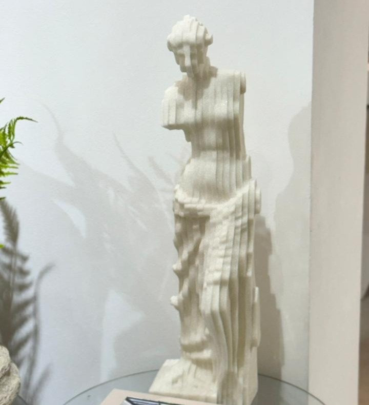 Escultura de Piso Arden de Resina con Acabado Cuarzo Extra Grande