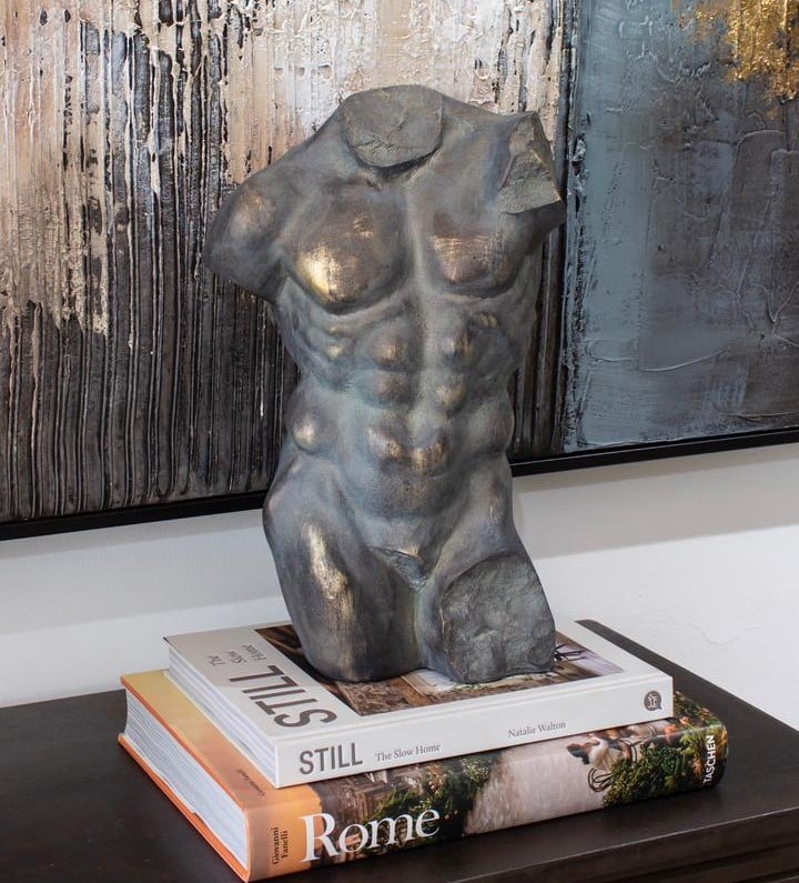 Escultura de Torso de Hombre Tono Cobrizo
