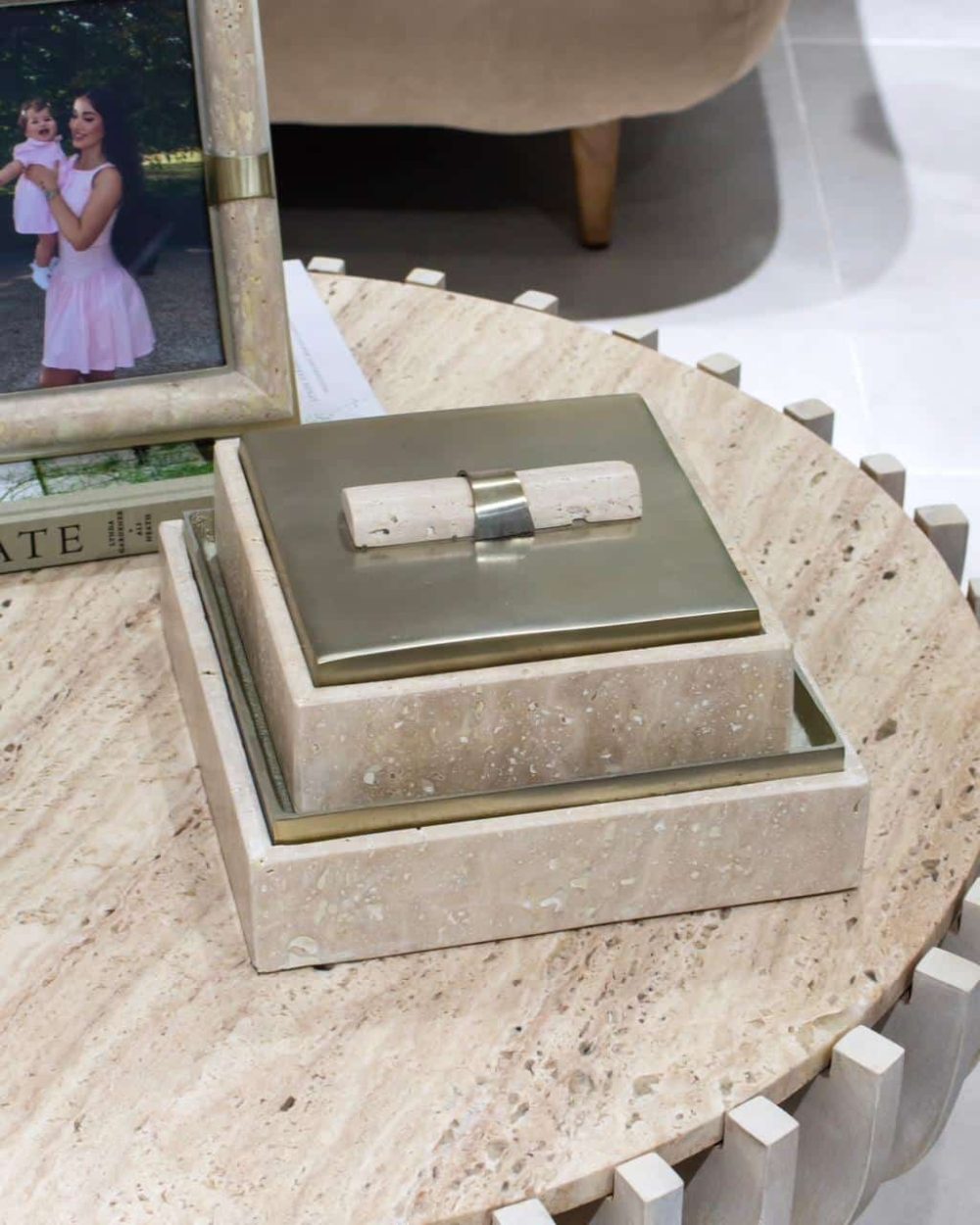 Caja Decorativa Collassa de Travertino y Metal Grande