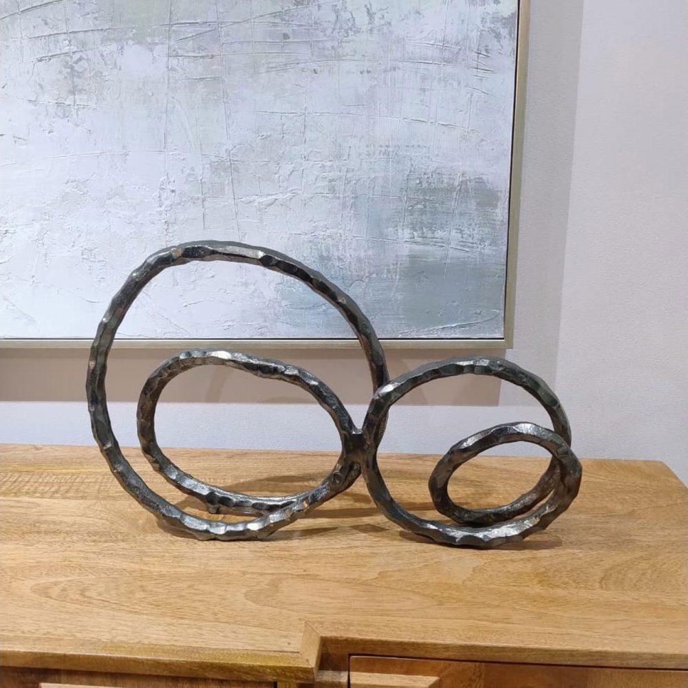 Escultura Decorativa de Anillos Entrelazados Tono Cobrizo