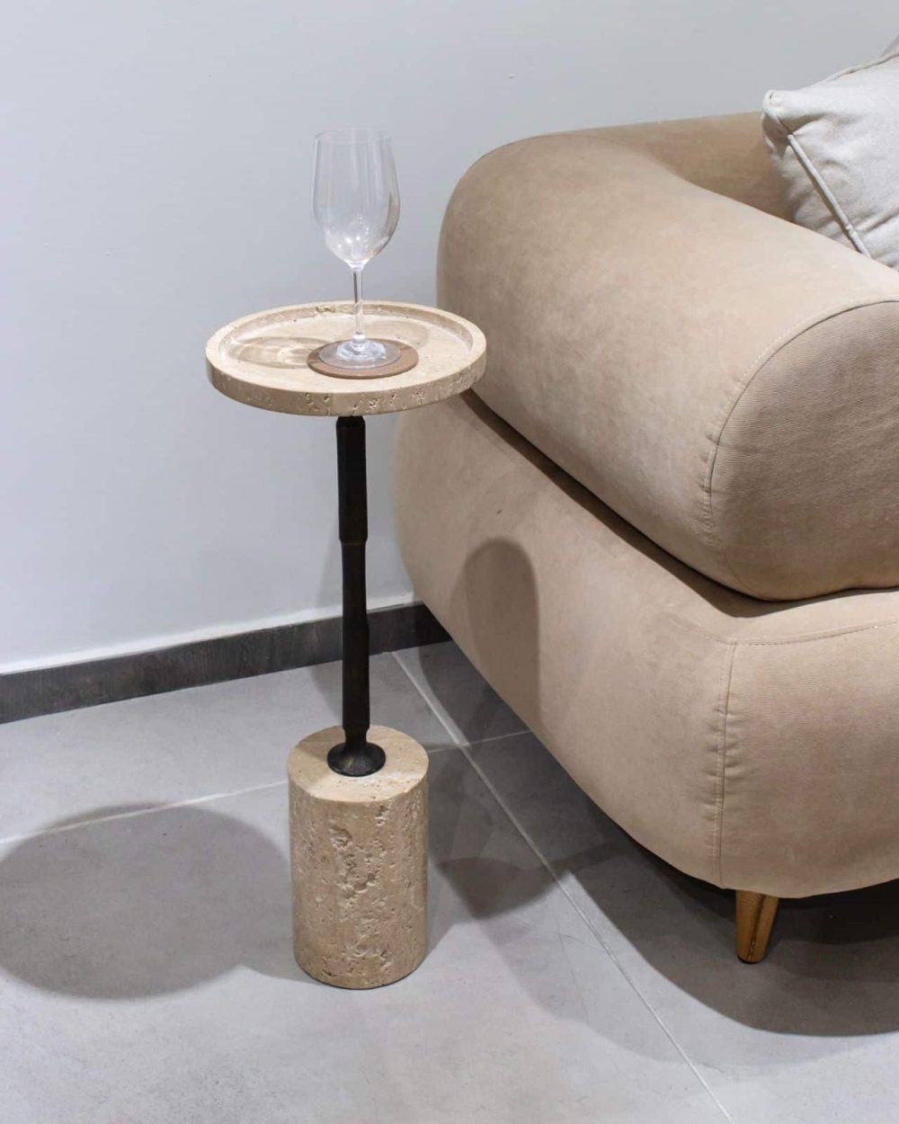 Mesa Auxiliar Alta de Travertino