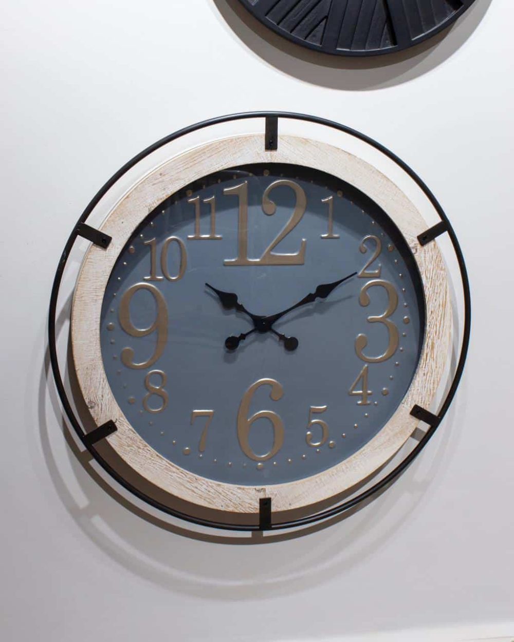 Reloj de Madera con Marco de Metal Oscuro 69cm Diámetro