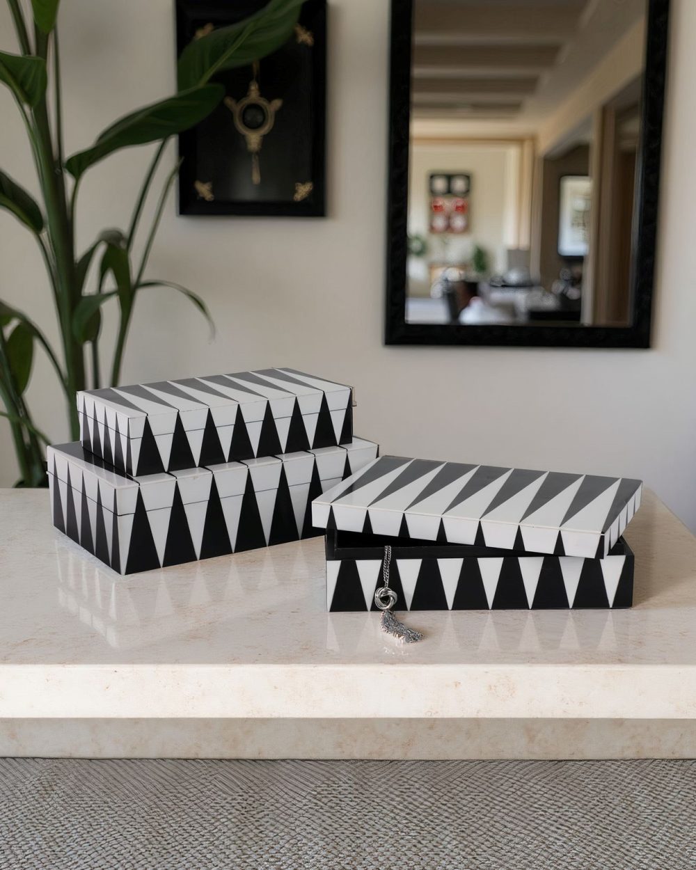 Caja        Decorativa con Patrón Triangular Grande