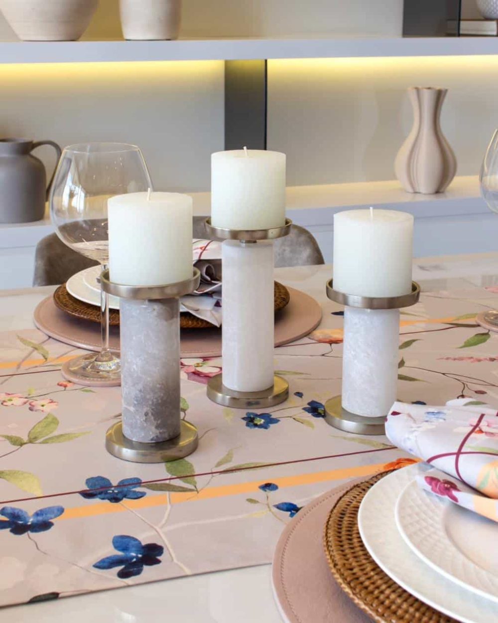 Candelabro Ascend en Alabastro Blanco con Dorado