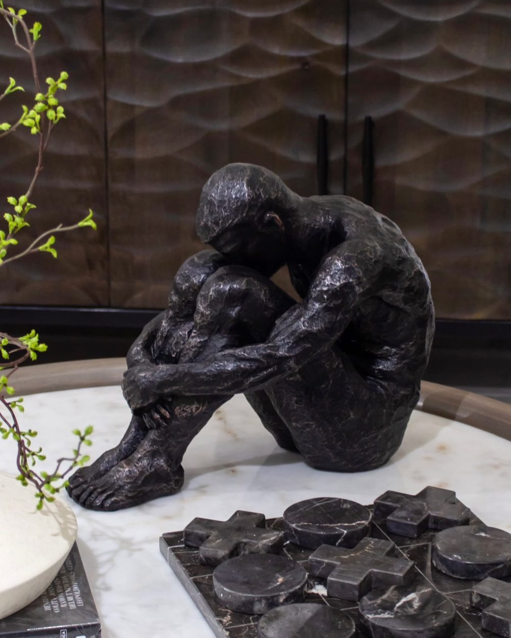 Escultura de Hombre Sentado Grande