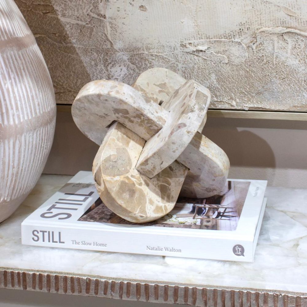 Accesorio                        Nudo Decorativo Pompano de Mármol Beige