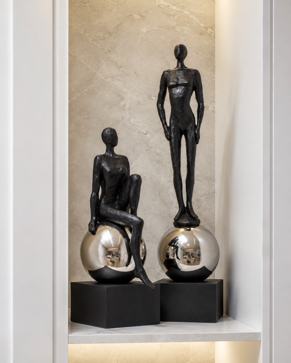Escultura de Hombre Parado Sobre una Esfera de Acero Color Negro