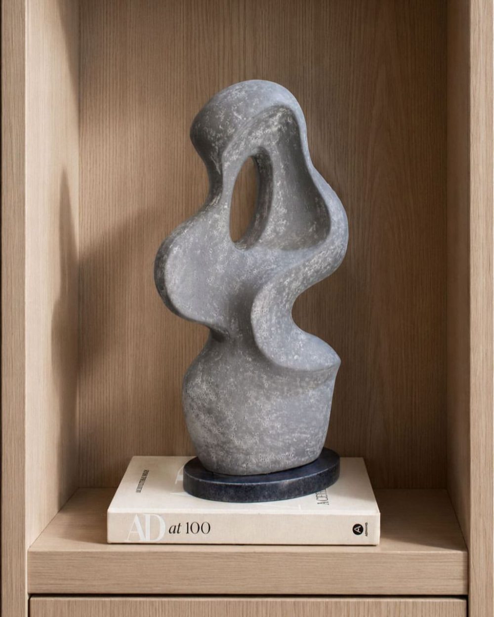Escultura con Diseño de Ondas en Forma Abstracta