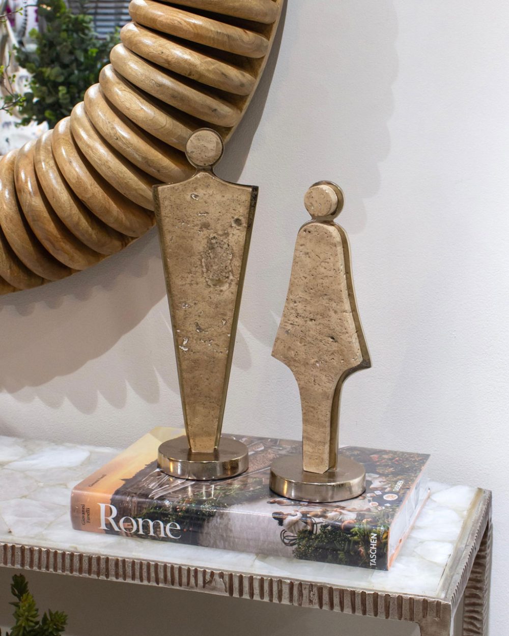 Escultura de Hombre en Travertino