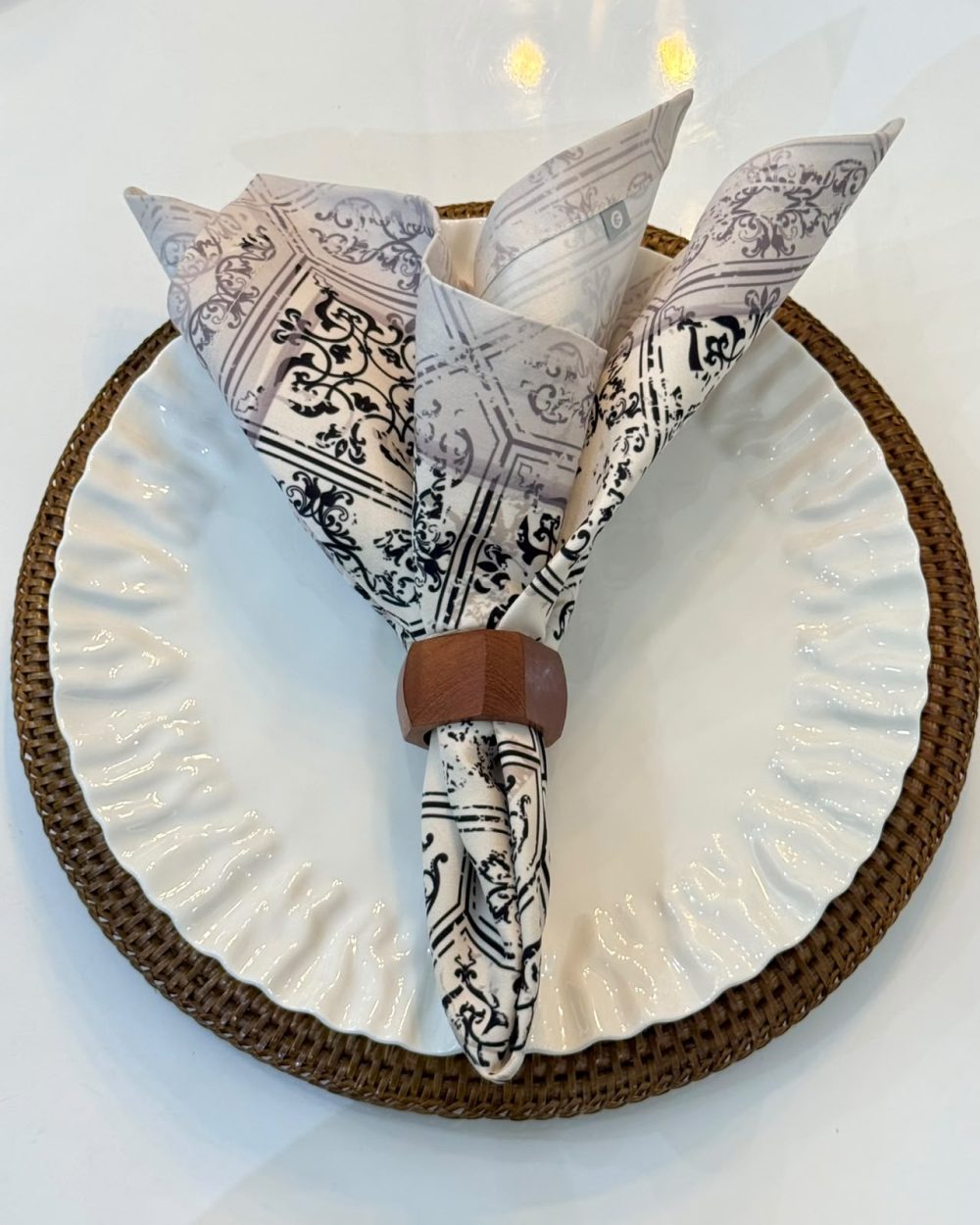 Servilleta By Carla Lizarazo – Azulejo Monocromo