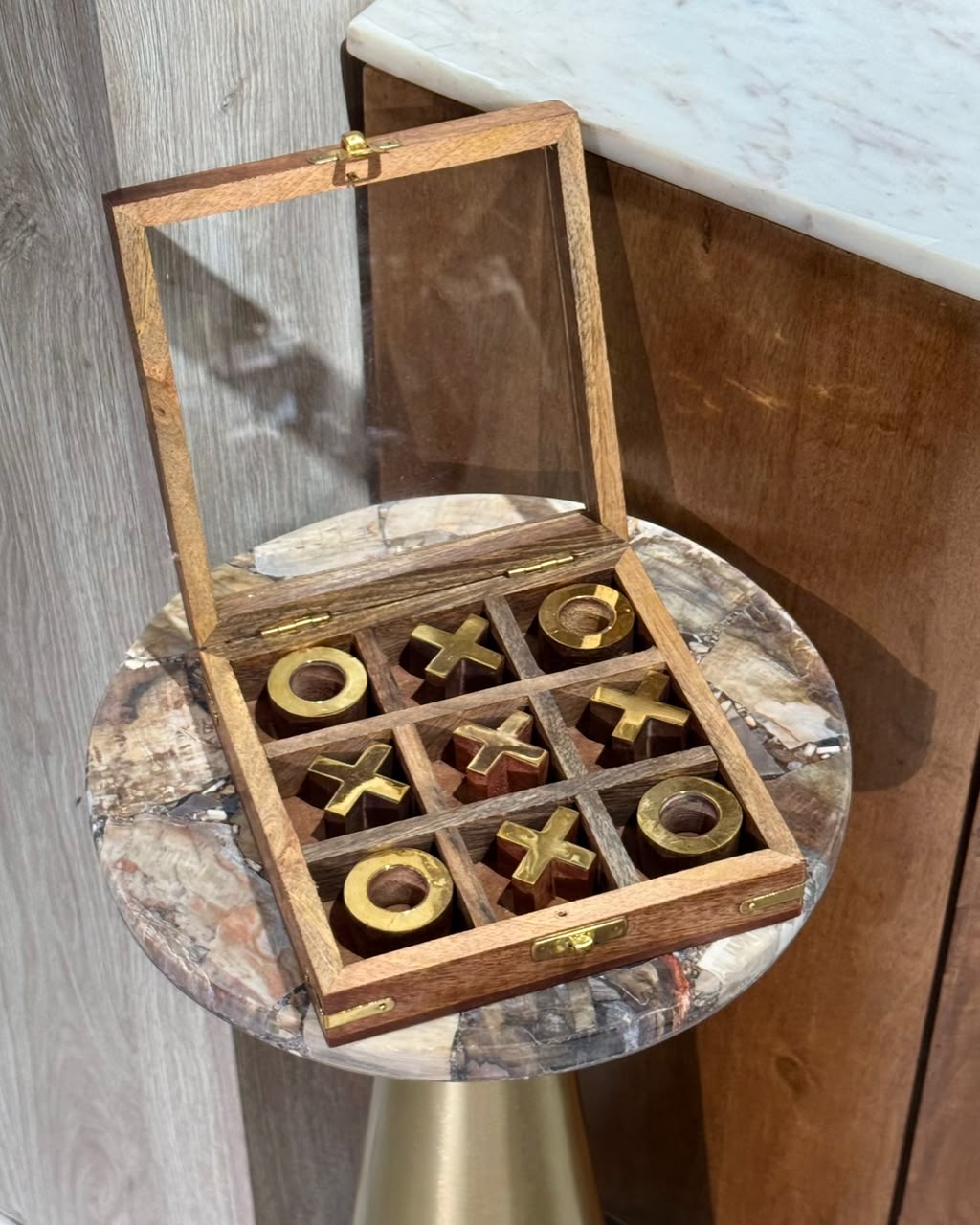 Tic Tac Toe con Estuche de Madera Marrón y Dorado - Imagen 2